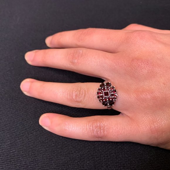 Silver garnet stone ring - Picture 1 of 5